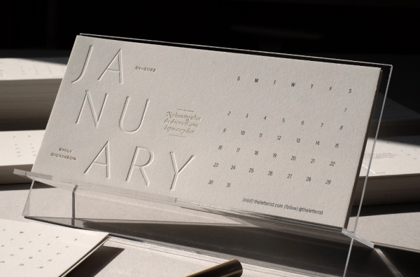 Kalender kertas dengan aksen emboss dan deboss